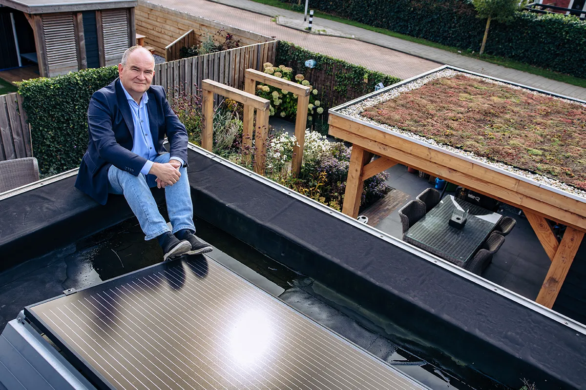 Zonnepanelen op het dak en een sedumdak op de overkapping voor duurzame energie en verkoeling.